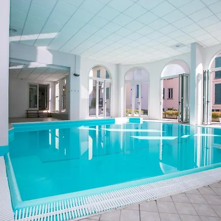 Sleeps 8 Pool Apartment